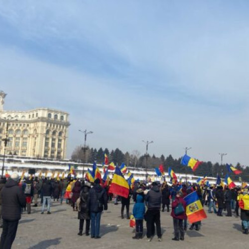 Sute de persoane protestează în aceste clipe în Piața Constituției. Călin Georgescu a venit în cârje FOTO/VIDEO