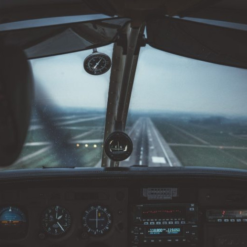 Scandal la bordul unui avion pe Aeroportul Henri Coandă, mai multe persoane implicate