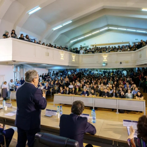 Facultatea de administrație și afaceri a Universității din București organizează admitere pentru programul de licență în Marketing, potrivit newsbucuresti.ro, pentru perioada 5-14 iulie 2025. La această formă de învățământ sunt disponibile 150 de locuri. Programul, care funcționează din 2009, pregătește studenți în domenii precum analiza, monitorizarea și gestionarea portofoliului de produse pentru clienți, precum și abilități de culegere și prelucrare a informațiilor de marketing. Studenții vor învăța, de asemenea, identificarea activităților specifice de marketing din cadrul organizației și elaborarea materialelor promoționale.