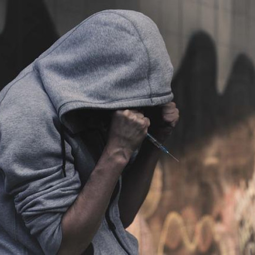 Centrele antidrog promise de Ministerul Sănătății rămân în stand-by, deși România se confruntă cu o creștere alarmantă a consumului de droguri printre tineri, informează FACIAS. Potrivit fundatiei, aceste centre nu funcționează din cauza lipsei ordinului necesar pentru punerea în funcțiune a Agenției Naționale pentru Politici și Coordonare în Domeniul Drogurilor și al Adicțiilor, chiar dacă Ministerul Sanătății a publicat proiectul de ordin în acest sens. Se cere adoptarea urgentă a ordinului prevăzut de Ordonanța de Urgență nr. 147/2024, care trebuie să fie în vigoare până la 1 iulie 2025. În cazul în care nu se va acționa, FACIAS anunță că va face plângere în instanță pentru a obliga ministerul să respecte legea.