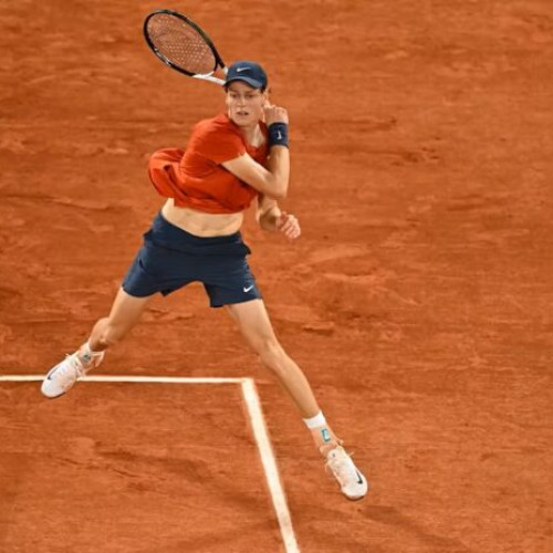 Jannik Sinner, liderul mondial în tenis, s-a calificat ușor în sferturile de finală ale turneului de la Roland Garros, cel de-al doilea Mare Șlem al anului. Potrivit newsbucuresti.ro, italianul în vârstă de 23 de ani a învins în trei seturi, 6-1, 6-3, 6-4, pe rusul Andrei Rublev, poziționat pe locul 15 în clasamentul ATP. Anunțul privind rezultat a fost făcut de agenția AFP.