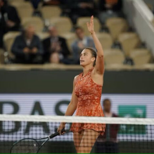 Arina Sabalenka, numărul unu mondial în tenis feminin, s-a calificat în semifinale la Roland Garros, după victoria obținută împotriva chinezoaicei Zheng Qinwen, locul 8 mondial, potrivit AFP. Jucătoarea din Belarus a învins-o în două seturi, scor 7-6 (7/4), 6-3. Aceasta marchează a doua oară consecutiv în 2023 când Sabalenka ajunge în semifinale la acest turneu de Mare Slem, notează newsbucuresti.ro.