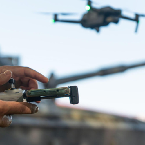 Marea Britanie va furniza 100.000 de drone Ucrainei până în aprilie 2026, susține Reuters. Potrivit sursei, această decizie reprezintă o creștere de zece ori față de volumul anterior de ajutor și se înscrie în eforturile Londrei de a sprijini Ucraina în conflictul cu Rusia. Guvernul britanic a aprobat recent o revizuire strategică a apărării, ce vizează consolidarea unei armate mai tehnologizate și eficiente în fața amenințărilor emergente.