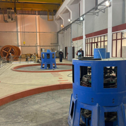 Curtea de Apel Cluj-Napoca a decis suspendarea acordului de mediu pentru hidrocentrala Rastolița, un proiect strategic pentru județul Mureș, potrivit digi24.ro. Sebasian Burduja, ministrul Energiei, a comentat decizia și a anunțat că proiectul, finalizat în proporție de peste 90%, ar fi trebuit să fie pus în funcțiune în noiembrie 2023. Burduja a menționat că, deși au câștigat anterior pe fond, această hotărâre este temporară, iar procesul pentru anularea acordului de mediu va avea loc pe 24 iunie, timp în care se speră la o decizie favorabilă.