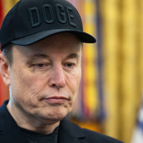 Elon Musk continuă să critice proiectul de lege privind cheltuielile în faza de aprobare în Congres, potrivit digi24.ro. Acesta consideră că trebuie redactat un alt proiect, care să evite majorarea masivă a deficitului și creșterea plafonului datoriei cu 5 trilioane de dolari. Într-o postare pe X, Musk a avertizat că „America merge cu viteza către sclavia datoriei”.