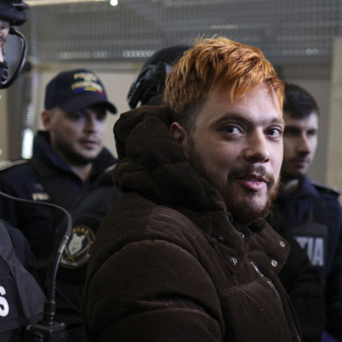 Un infractor francez, capturat în România și extrădat în Franța după o evadare violentă, nu va fi dus în sala de judecată imediat, afirmă ministrul francez de interne. Oficiul susține că pericolul reprezentat de acesta este prea mare și că este mai sigur ca un judecător să meargă la penitenciar pentru a-l audia, notează digi24.ro.
