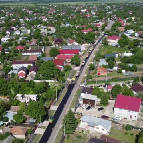 Consiliul Județean Ilfov a anunțat lansarea mai multor proiecte de modernizare a infrastructurii rutiere, finanțate din Programul Regional București-Ilfov 2021-2027. Potrivit site-ului newsbucuresti.ro, șeful CJ Ilfov, Hubert Thuma, a prezentat lista drumurilor care vor beneficia de lucrări majore pentru a îmbunătăți traficul, siguranța rutieră și calitatea vieții în județ.