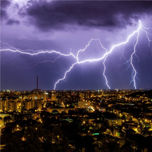 Bilanțul furtunii din Capitală: 50 de intervenții în București; 44 de copaci doborâți de vânt, 15 autovehicule avariate