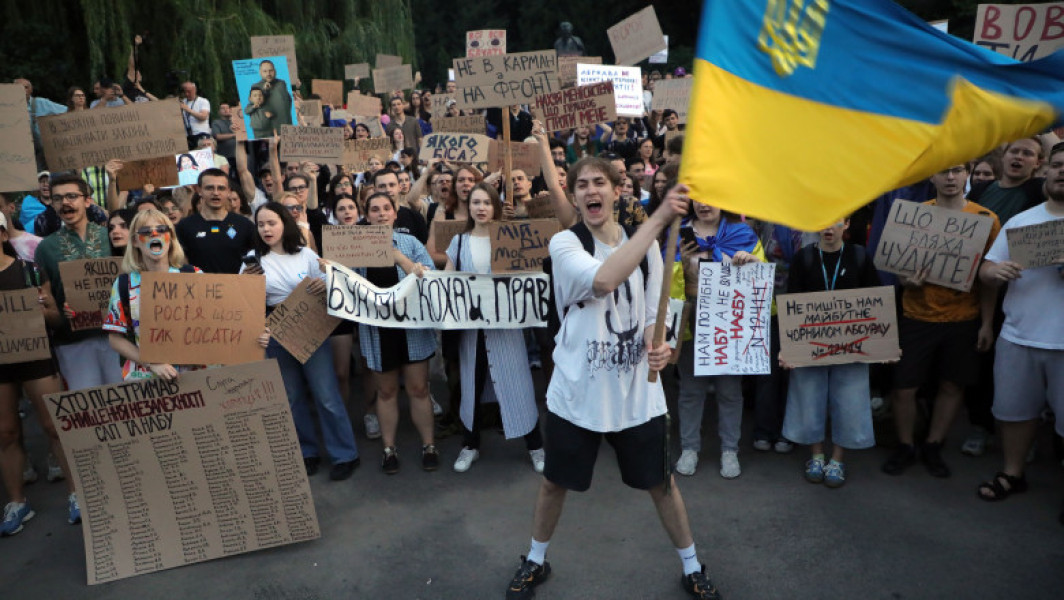 Analiză Aroganța puterii sau sentiment de impunitate? Protestele din Ucraina și riscul ca Zelenski să piardă controlul