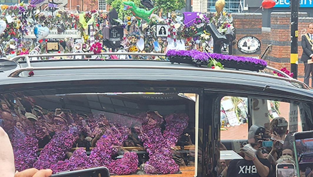 Video&Foto Legendarul star rock Ozzy Osbourne, condus pe ultimul drum. Cortegiul funerar a străbătut străzile din Birmingham