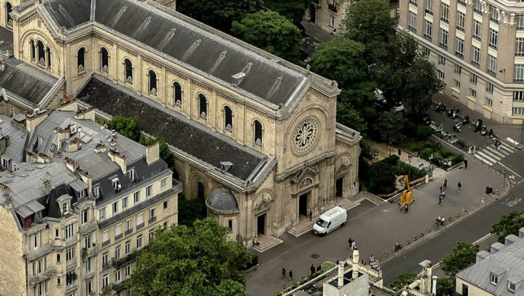 Un român a fost arestat pentru incendiere, la Paris. El este acuzat că a dat foc unei biserici istorice