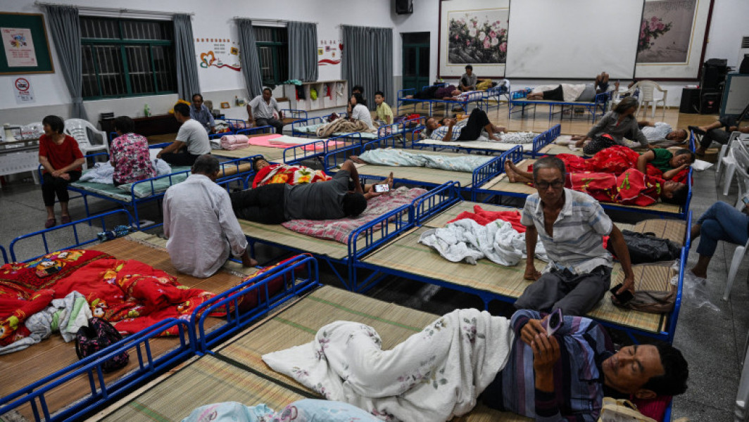 Galerie Foto Taifunul Co-May a dus la evacuarea a peste 280.000 de oameni și la anularea a 640 de curse aeriene în Shanghai