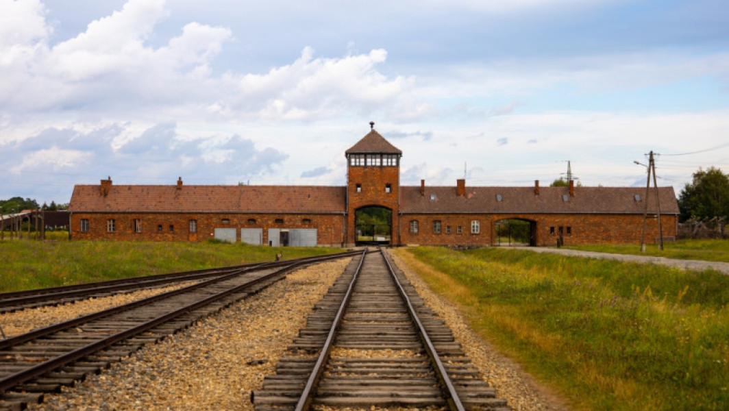 Muzeul fostului lagăr de la Auschwitz lansează un instrument online pentru combaterea negării Holocaustului pe rețelele sociale
