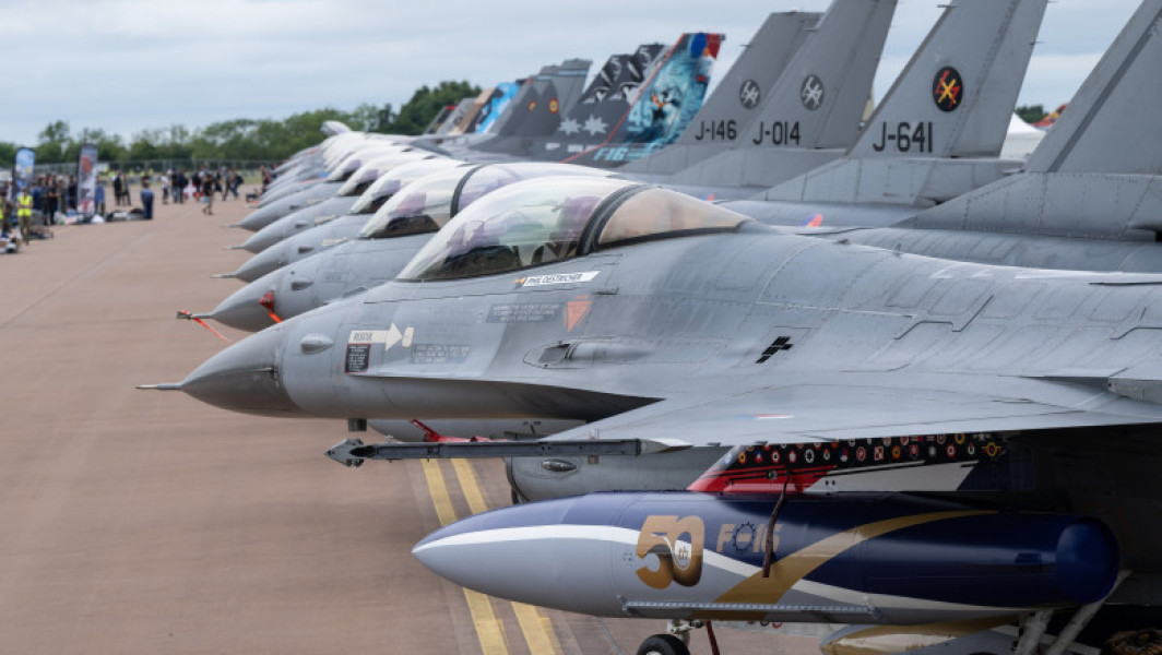 Strategia cu care Ucraina își protejează avioanele F-16 de atacurile rușilor. Lecție pentru armatele occidentale