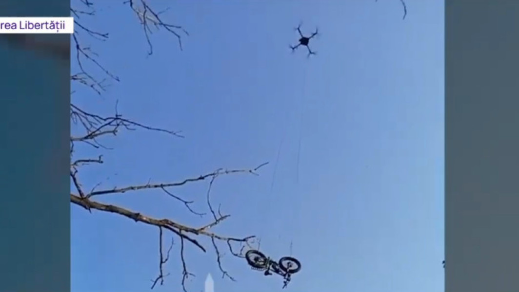 Video „O poveste incredibilă”. Un soldat ucrainean înconjurat de ruși a fost salvat cu ajutorul unei biciclete electrice livrate cu drona