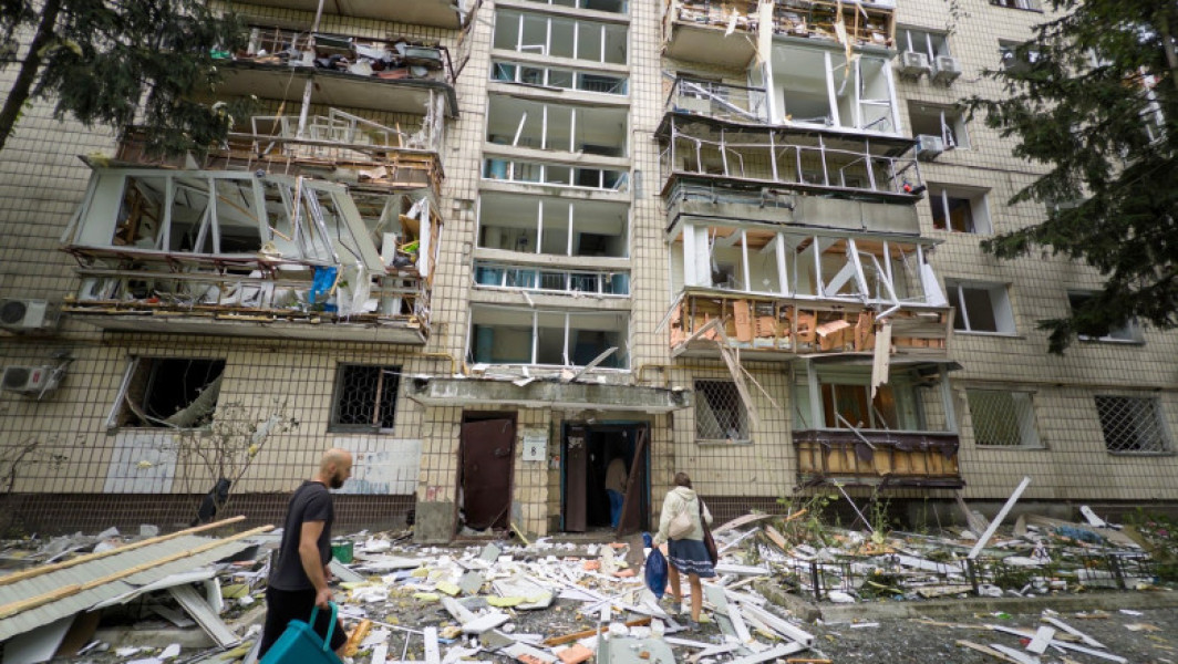 Video Miracol la Kiev: O tânără a fost aruncată de la etajul nouă de suflul exploziei unei rachete rusești și a supraviețuit