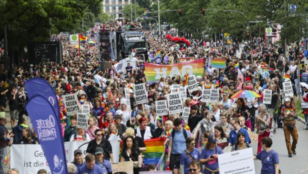 Record de participare la parada Pride din Hamburg: „Suntem incredibil de mândri și ne simţim susţinuţi”