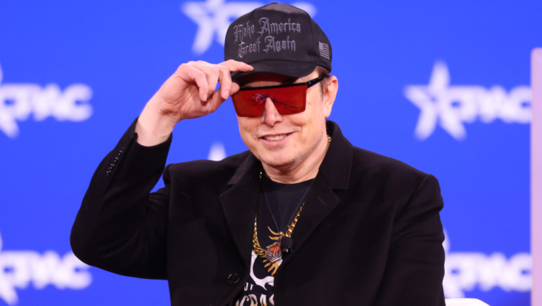 Tesla îl „premiază” pe Elon Musk cu acțiuni în valoare de zeci de miliarde de dolari pentru a-l menține la conducere: „Îl va stimula”