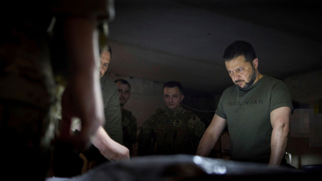 Foto Zelenski, vizită într-o tabără militară din Harkov. Ce spune despre „mercenarii” chinezi și pakistanezi care luptă de partea Rusiei
