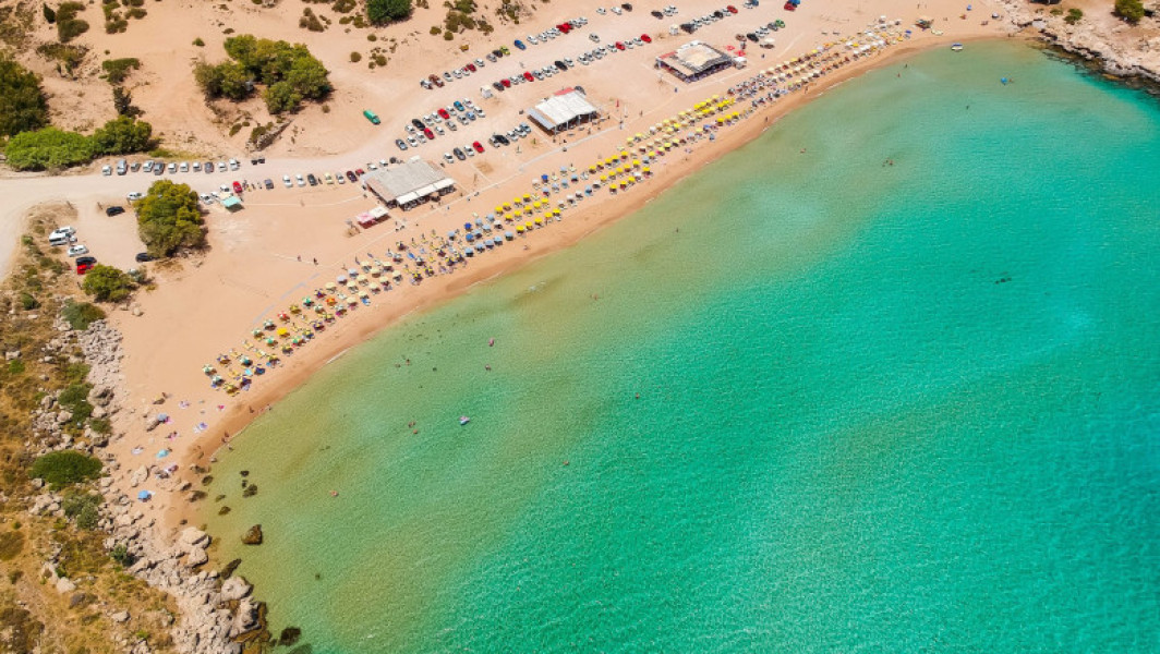 O turistă britanică a dispărut „misterios” de pe șezlong, pe o plajă din Grecia. Autoritățile desfășoară căutări pe mare și pe uscat