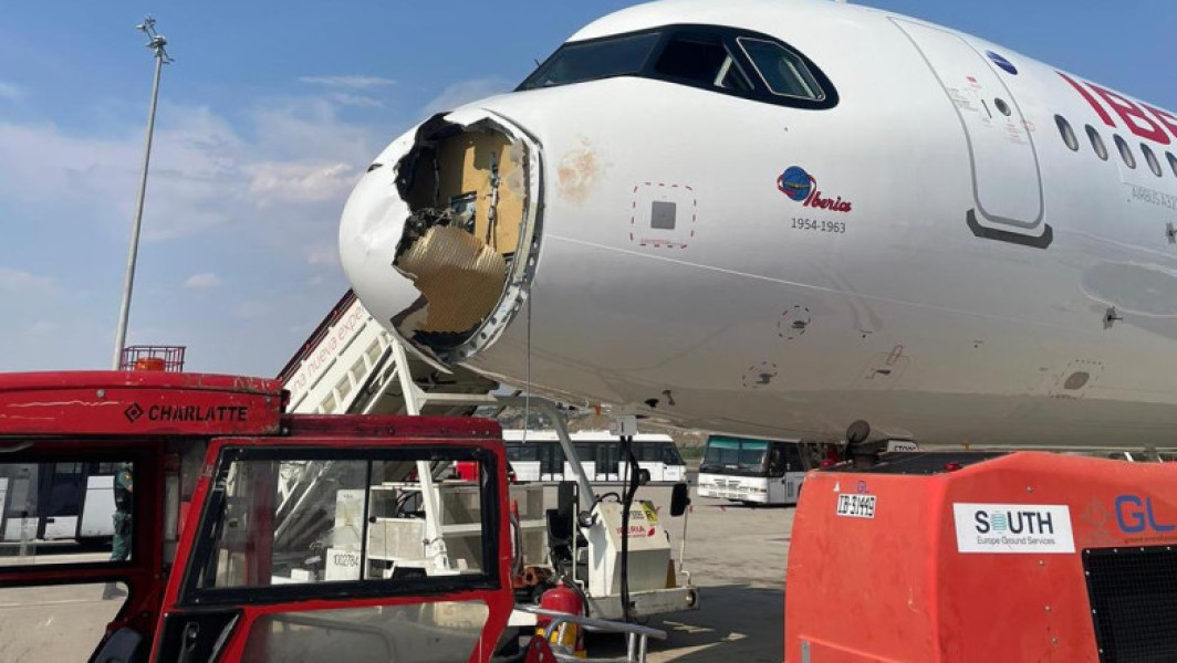 Video Un avion Iberia spre Paris s-a întors de urgență la Madrid după ce a lovit un vultur în zbor