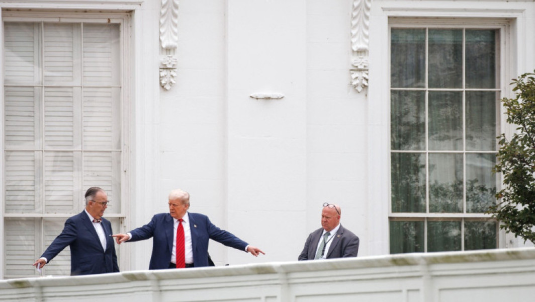 De ce s-a urcat Donald Trump pe acoperișul unei clădiri din complexul Casei Albe și gluma „nucleară” pe care a făcut-o