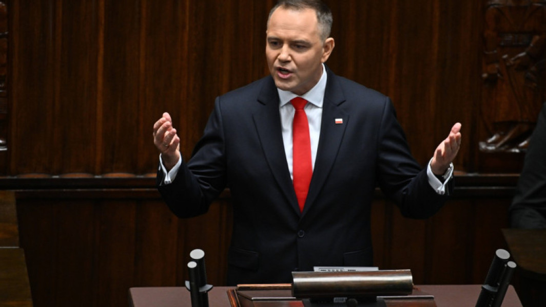 În discursul său de la inaugurarea mandatului prezidențial, Karol Nawroki spune „nu” imigrației ilegale și aderării la euro