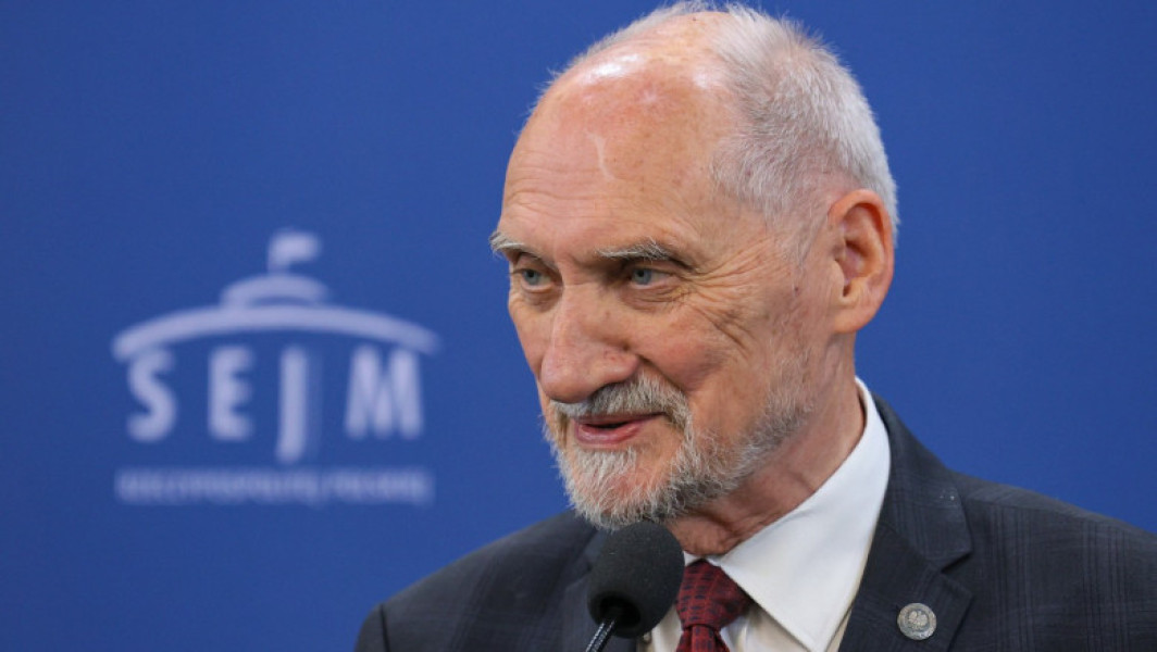 Parlamentul polonez a votat pentru ridicarea imunității fostului ministru al Apărării Antoni Macierewicz. Ce i se impută acestuia