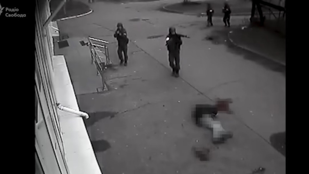 Video Momentul în care un civil din Bucea este executat în stradă de către ruși. Urmează jefuirea unui magazin. Vladimir Putin: „Provocări”