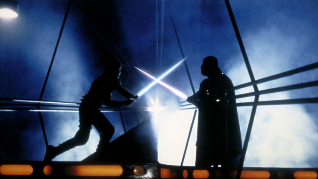 Foto Sabia laser din „Star Wars” folosită de Darth Vader, expusă la Londra înaintea unei licitații. Suma pentru care ar putea fi vândută