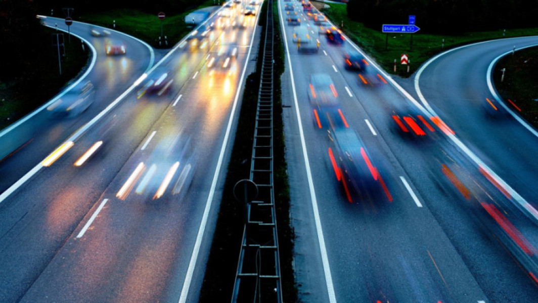 Șofer prins cu 320 km/h, o viteză de aproape trei ori mai mare decât limita impusă, pe o autostradă din Germania. Cum a fost sancționat