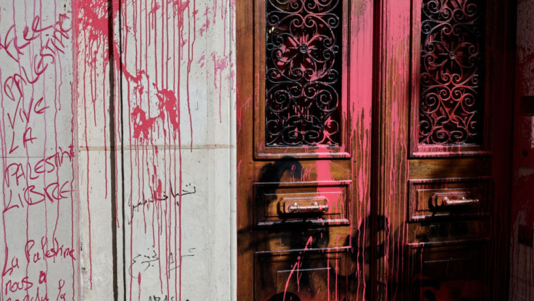 Foto Sediul companiei aeriene naționale israeliene de la Paris, vandalizat. „Când Macron anunţă cadouri Hamasului, acesta e rezultatul”