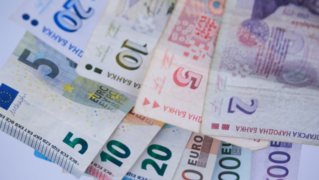 Toate magazinele din Bulgaria vor afișa, începând de astăzi, preţurile atât în leva, cât şi în euro