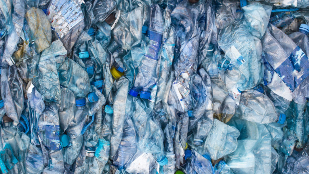 Care sunt cele 7 ţări care produc cel mai mult plastic din lume. Una dintre ele se află în Europa