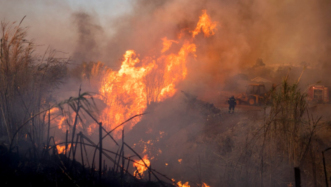 Un incendiu de proporţii arde necontrolat la sud-est de Atena