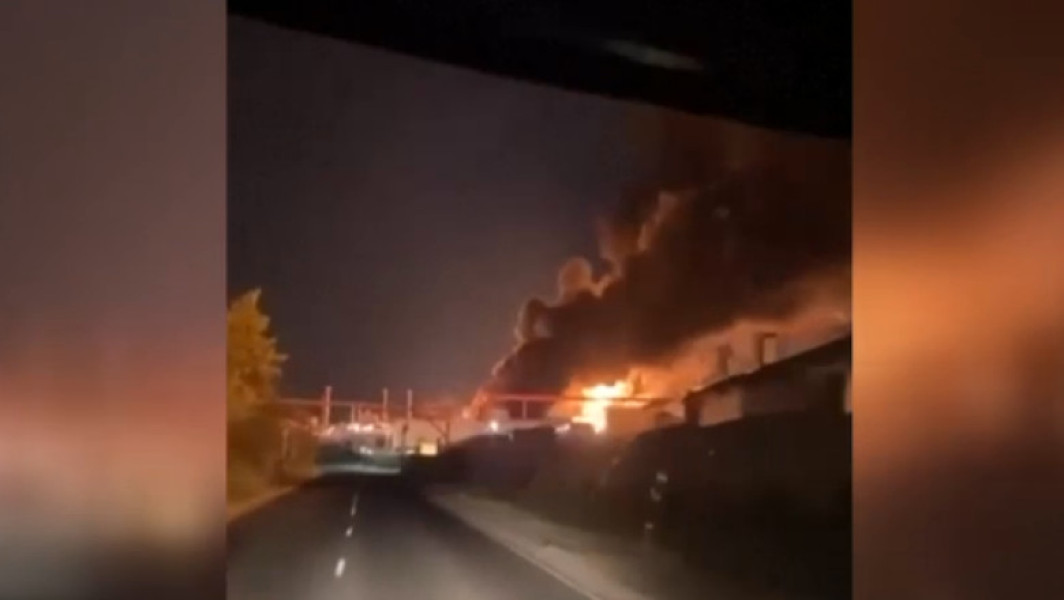 Video Incendiu la o rafinărie de petrol din orașul rusesc Saratov, după un atac cu drone lansat de ucraineni. Un om a murit