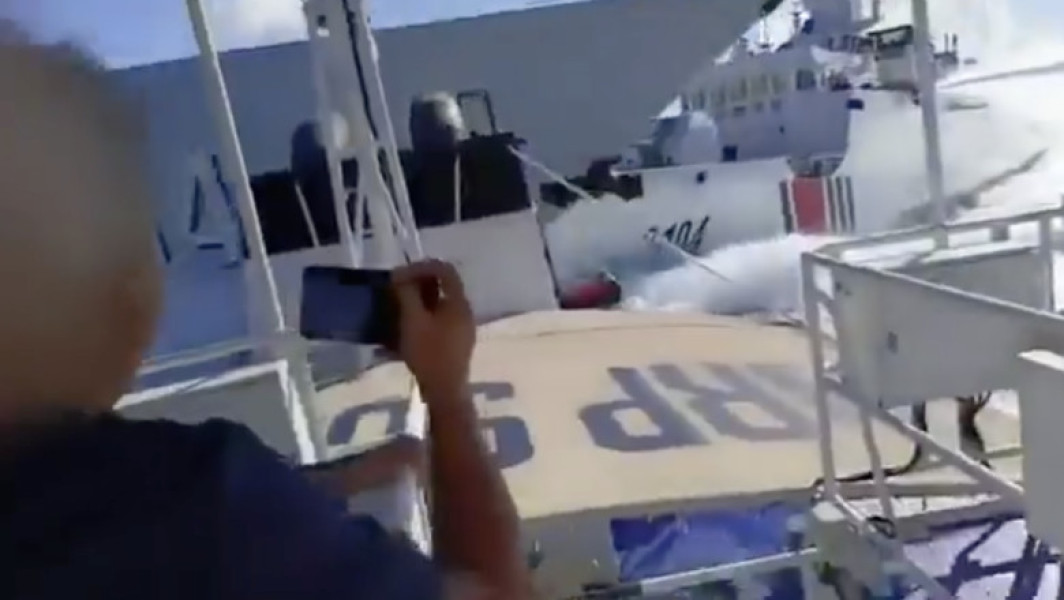 Video Incident maritim: două nave militare ale Chinei s-au ciocnit în timp ce urmăreau un vas filipinez în apele disputate din sudul țării