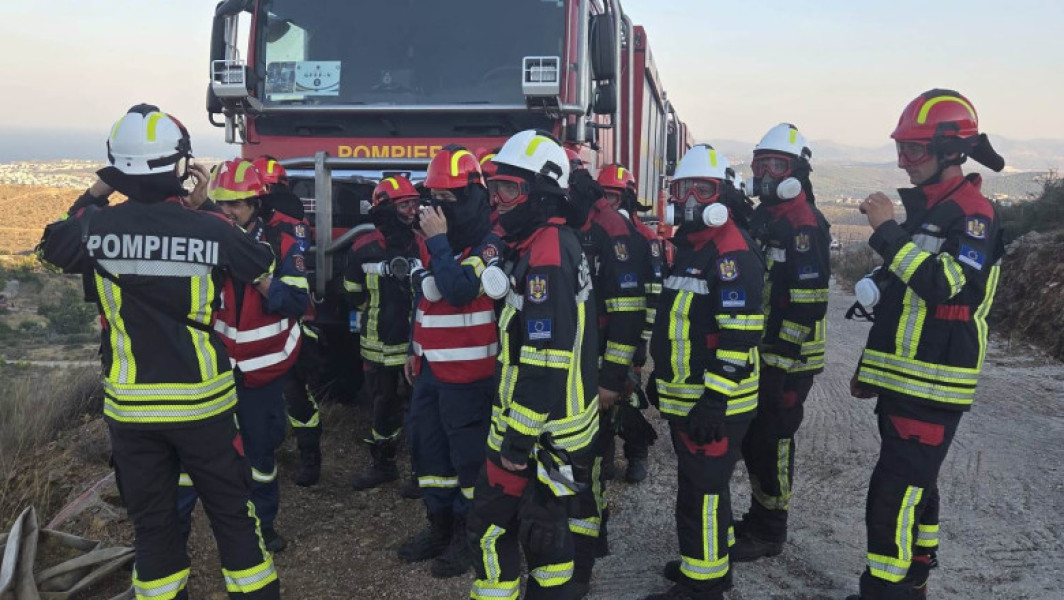 Video Pompierii români aflați în misiune în Grecia, chemați să stingă un incendiu de vegetație în Anatoliki Attiki