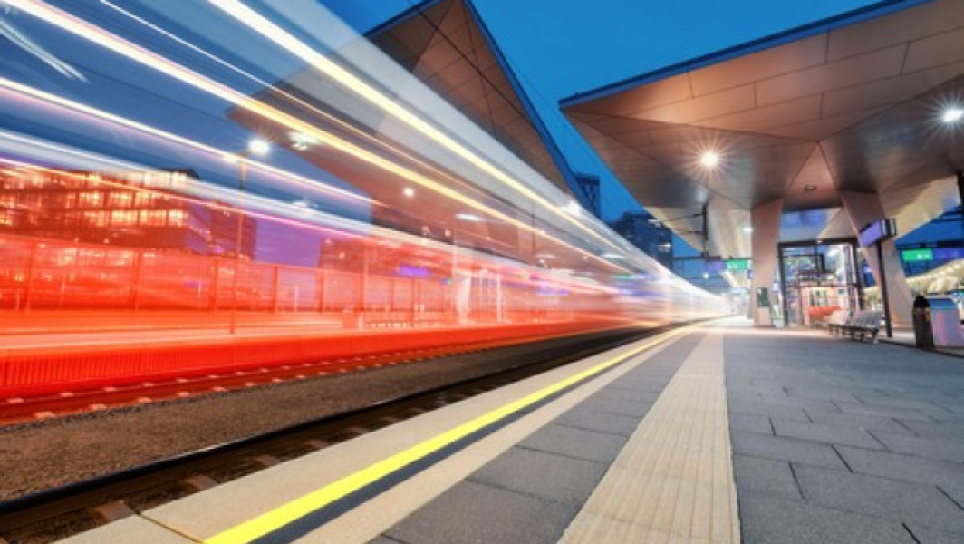 Un bărbat s-a agățat de un tren de mare viteză în Austria, după ce a coborât pe peron să fumeze o țigară. Ce s-a întâmplat după