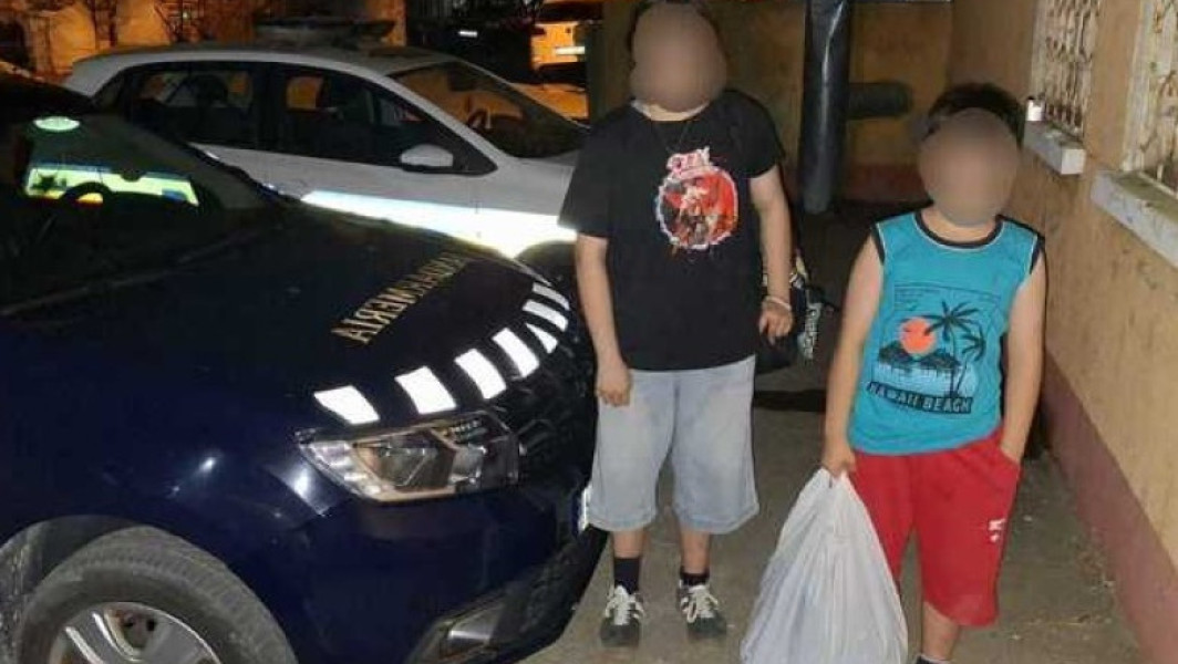 Doi copii din Mizil care nu au mai vrut să stea în vacanță la bunici au plecat în toiul nopții spre casă. Unde i-au găsit jandarmii