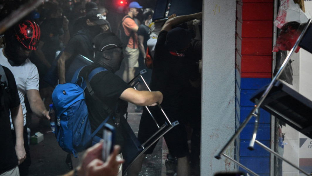 Video Scene de război în Serbia: manifestanții au devastat sediul partidului de guvernământ din Novi Sad. Zeci de răniți și arestați