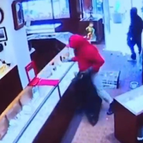 Video Jaf în 90 de secunde, în Seattle: au fost furate ceasuri şi diamante în valoare de 2 milioane de dolari. Hoții au fost filmați