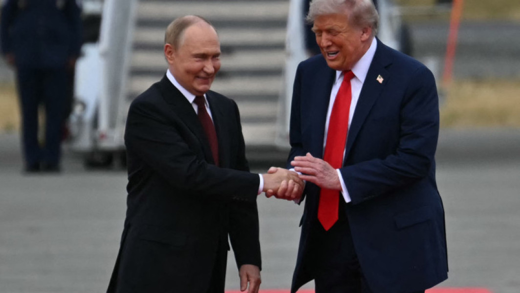 „Nu poți să-l pălmuiești pe Putin când ajunge, dar a fost un spectacol foarte neplăcut”, spun ucrainenii despre summitul din Alaska