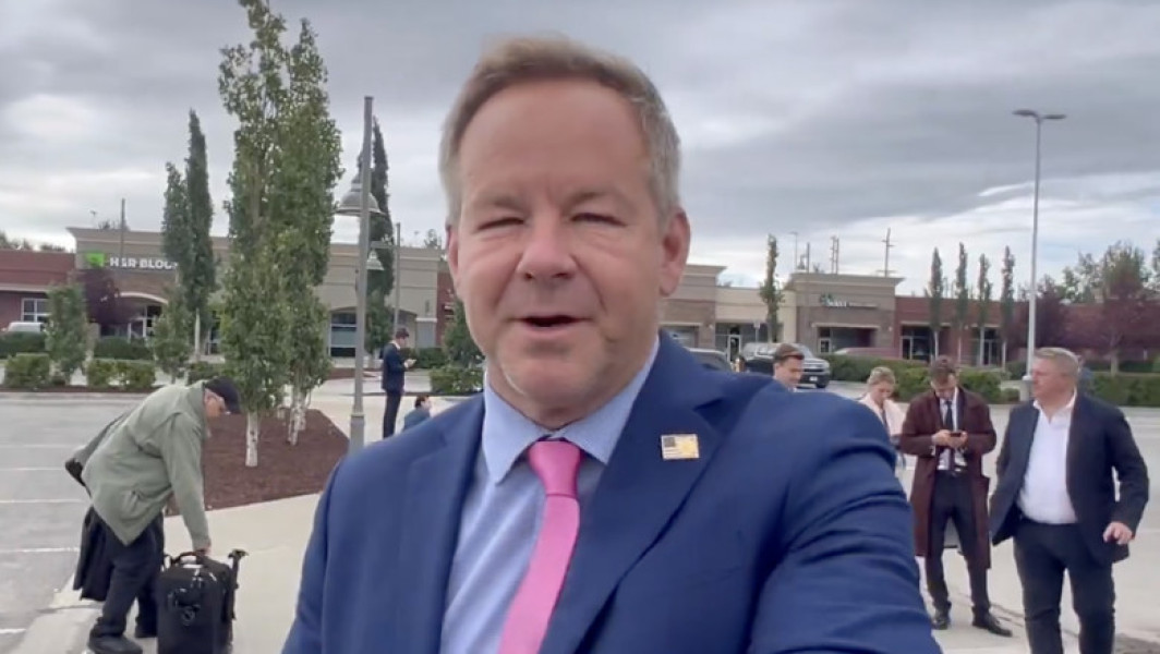 Video Jurnalistul american care l-a întrebat pe Zelenski de ce nu poartă costum a primit un cadou de la delegația rusă venită în Alaska