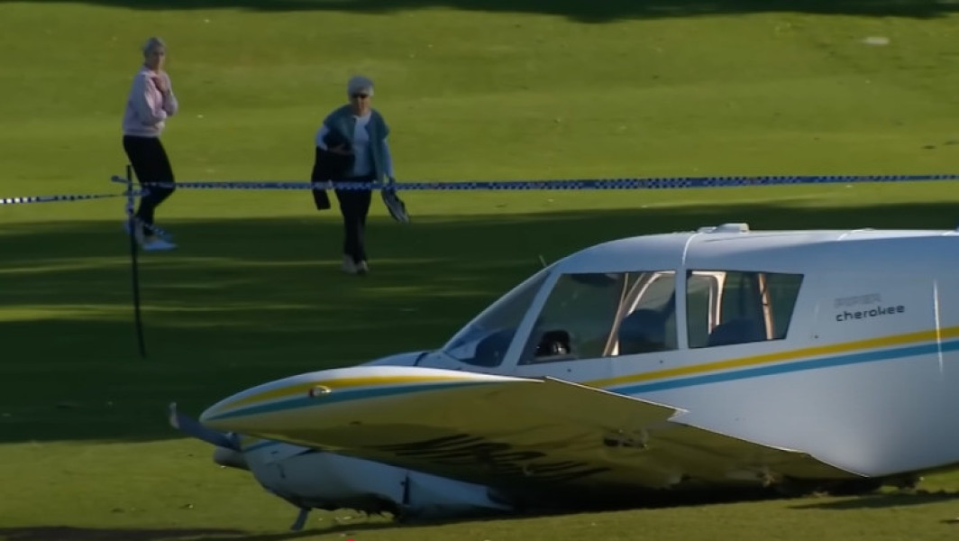 Video Momentul în care un avion încearcă o aterizare forțată și cade pe un teren de golf, în Australia