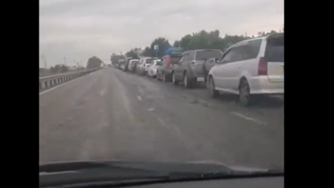 Rușii stau la cozi kilometrice pentru a putea cumpăra benzină. Cum s-a ajuns în această situație