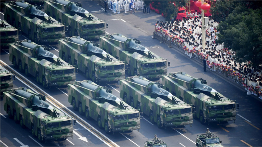 China conduce cursa globală a rachetelor hipersonice, după ce și-a prezentat arsenalul de rachete Dongfeng în cadrul paradei militare de Ziua Națională de la Beijing, din 1 octombrie 2019. De atunci, tara a continuat să își perfecționeze tehnologia și să avanseze în această domeniu, aducând-o în fruntea înarmărilor mondiale, conform lui William Freer de la Institutul Council on Geostrategy din Marea Britanie. Acesta noteaza că decizia Chinei și a Rusiei de a investi masiv în aceste programe cu mulți ani în urmă a fost motivul pentru avansul lor tehnologic.