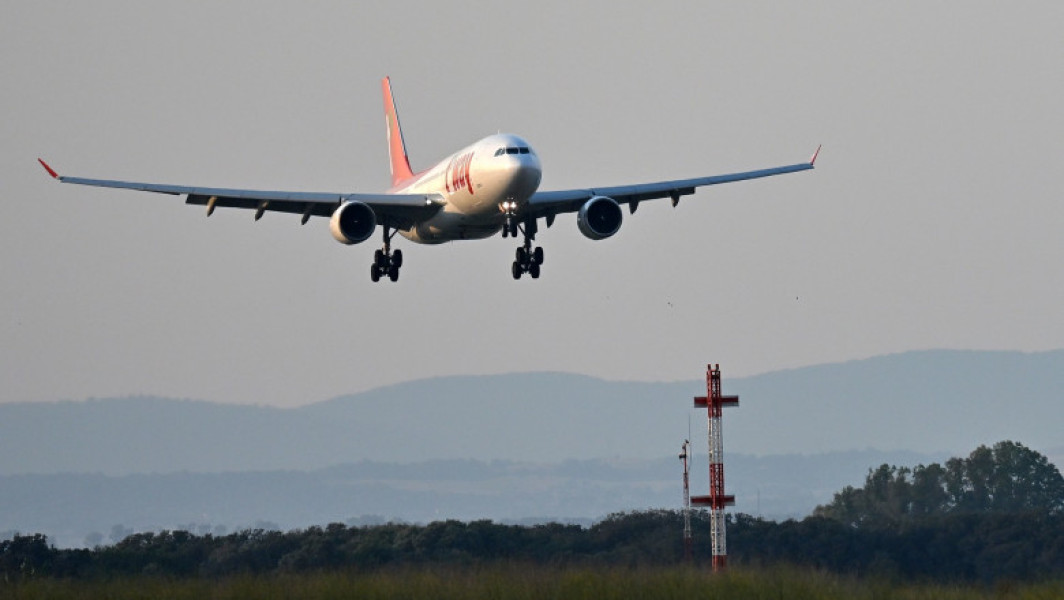 avion rus cu turistii obligat sa aterizeze de urgenta la tallinn din cauza inchiderii aeroportului din saint petersburg