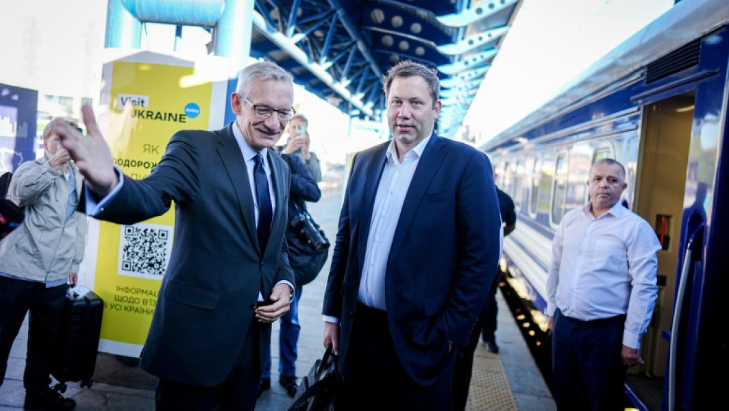vicecancelarul german Lars Klingbeil, într-o vizită neanunțată la Kiev, a transmis un mesaj clar Moscovei, afirmând că Germania rămâne al doilea cel mai mare susținător al Ucrainei în lume și principalul din Europa. Potrivit digi24.ro, Klingbeil a precizat că țara sa a alocat peste 50 de miliarde de euro pentru sprijinul Ucrainei de la începutul conflictului.