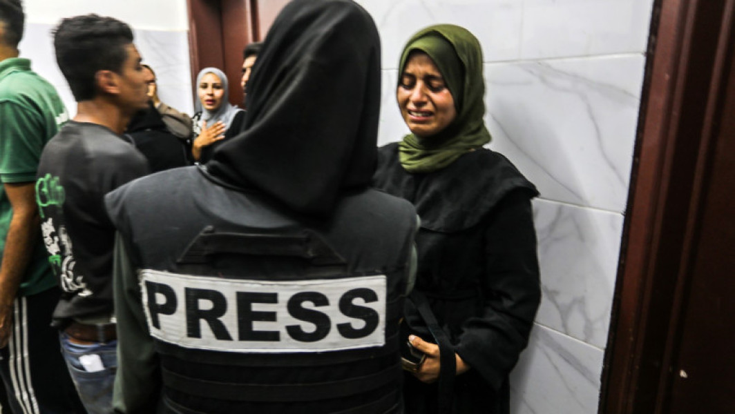 Cinci jurnaliști, printre care și colaboratori ai unor publicații internaționale precum Al Jazeera, Reuters și The Associated Press, au fost uciși într-un atac israelian asupra unui spital din sudul Fâșiei Gaza, soldându-se cu 20 de morți